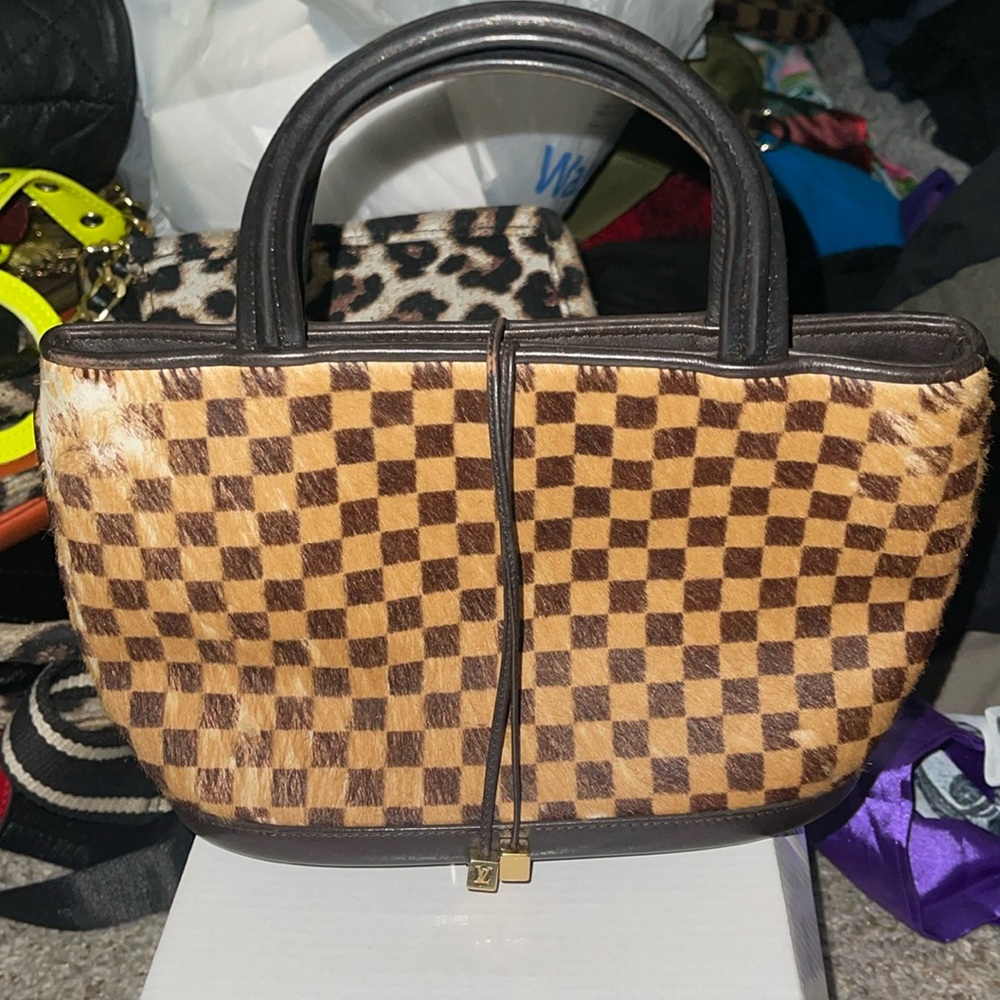 Authentic LOUIS VUITTON
Used Tigre pony-style calfskin handbag.